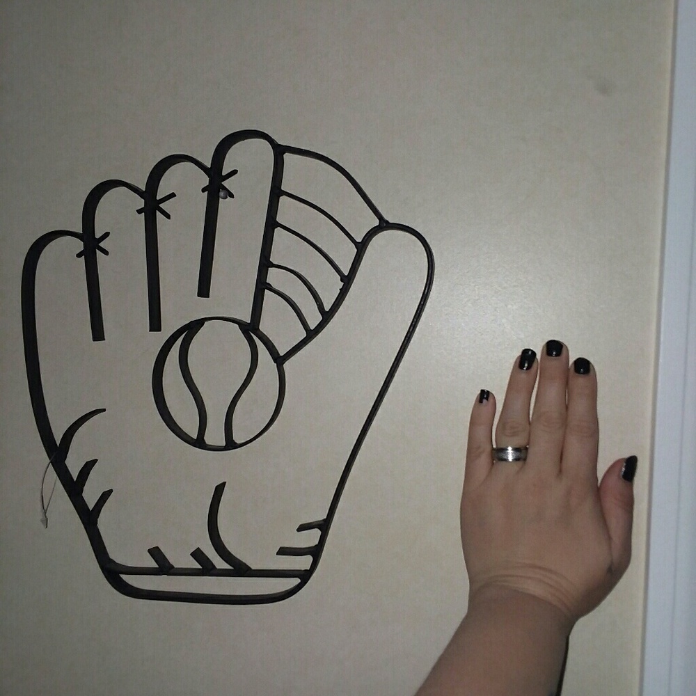 Metal baseball glove wall decor